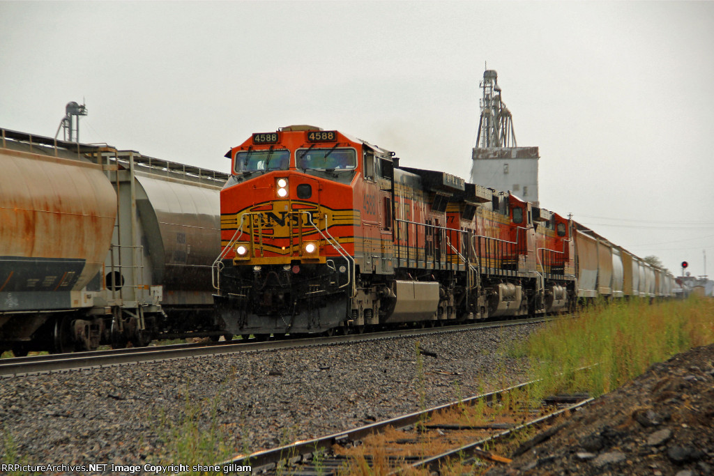 BNSF 4588 leads this junk freight Nb in the rain.